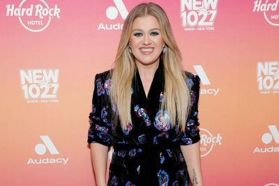 Kelly Clarkson's Body Language at Brooklyn Shop Implies She Expected 'Star Treatment,' Expert Says