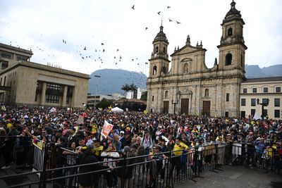 Colombia's First Major Protest Under De la Espriella: FECODE, a New Decree, and Petro Back on the Pavement