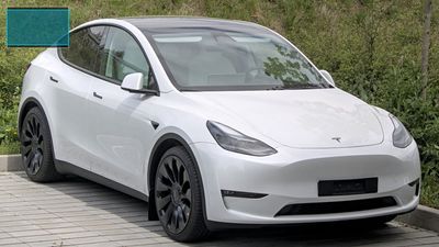 Man watches a Tesla almost hit four cars and stop in the middle of the road. Then he sees who’s driving: ‘about to crash into people’