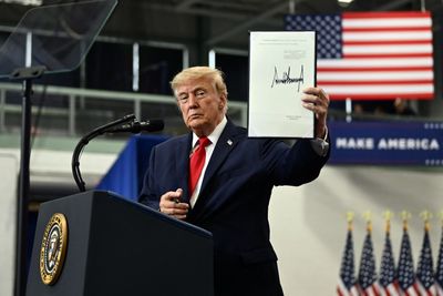 Trump Pardons Diesel Mechanics Onstage in Alaska as Senate Race Enters Final Three Weeks