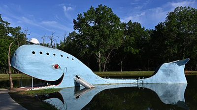 Oklahoma zoologist built an 80-foot blue whale; it became a Route 66 icon