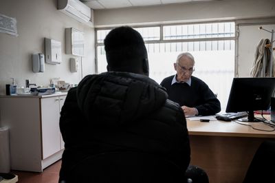 Most Psilocybin Trial Volunteers Can Tell They Got the Real Drug, So Psychiatrists Propose a Multidrug Fake