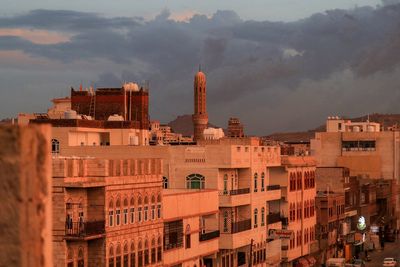 Five dead after Houthis attack Yemeni presidential palace with missiles