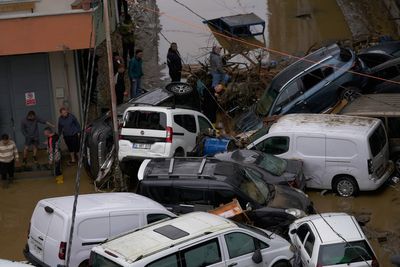 Istanbul's worst floods in 80 years leave 4 dead