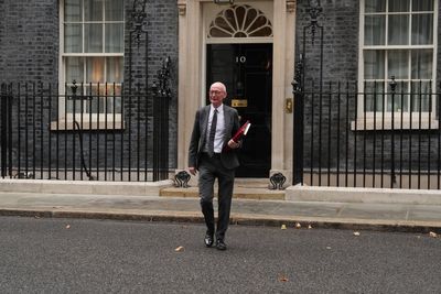 Fact check: Employment rate and Labour’s asylum hotels record