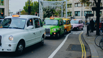 UK Taxi Driver Spots Counterfeit Money by Touch, Drives Suspect Straight To Police