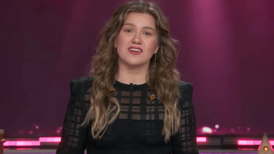 'Grew up Not With a Lot of Money': Kelly Clarkson Net Worth Explored as Raven-Symoné Defends Her