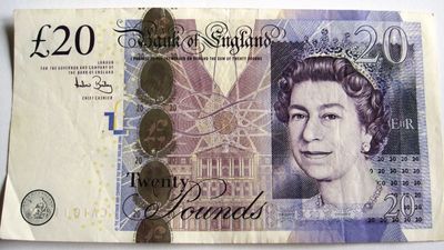 A Nottingham cabbie suspected his passenger’s £20 note was fake, so he skipped the drop-off and drove him straight to a police station