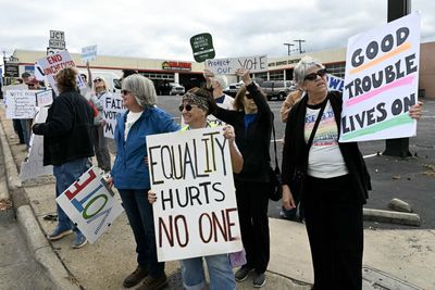 Tens of Thousands Mobilize at U.S. Polls 17 Days Before a High-Stakes Midterm Election