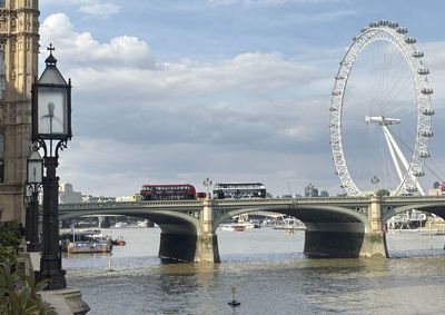 Westminster Bridge closes for 16 hours amid man's tense standoff with police
