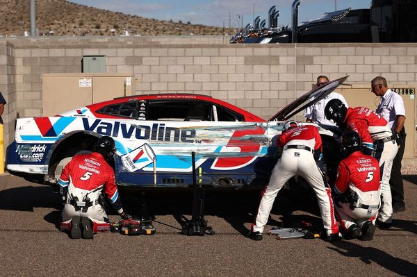 Kyle Larson's points lead vanishes with costly Phoenix crash