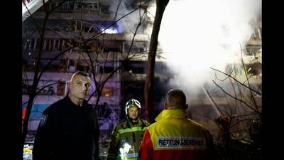 Russian Strike Hits Kyiv: Air raid kills 1, injures 3; US restores intel aid