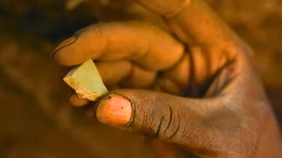 Tiny pottery shard links Great Zimbabwe to China, while glass beads reveal trade ties