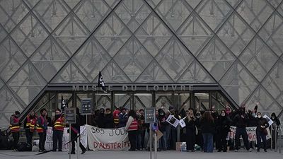 Protesters block entrances to Paris’s Louvre museum