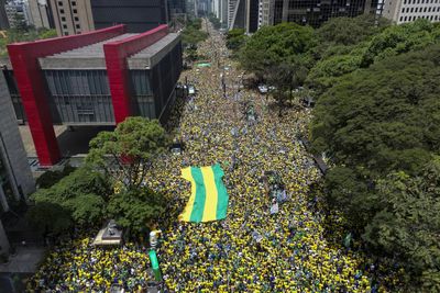 Flávio Bolsonaro Mobilizes Crowds on Avenida Paulista One Week Before the Runoff