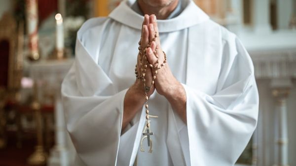 Catholic priest in Ecuador livestreams his own Mass. Then an enormous crucifix falls from the wall and fatally hits him