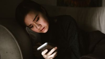 A woman says her husband asked her to grab something from his car, then a text from his ‘work wife’ popped up on his phone