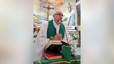 Video: Priest dies after cross falls on him during Mass in Ecuador