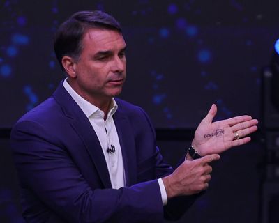 Flavio Bolsonaro’s ‘corrupto’ stunt sparks viral meme before Brazil election runoff