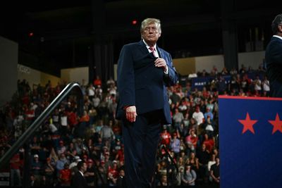 GOP Midterm Alarm: Trump Forced to Campaign in Red Kansas to Save a Critical US Senate Seat