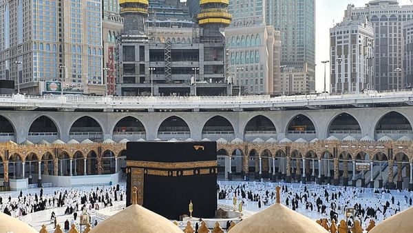 Saudi Arabia Executes Two Bangladeshis Over 'Indecent Acts' at Mecca Mosque as Kissing Claims Spread Online