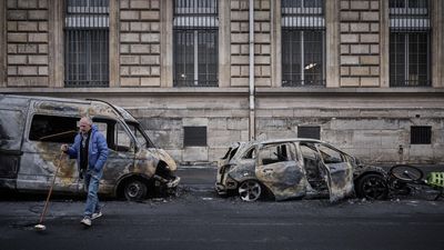 French PM to meet unions as government prepares for more protests