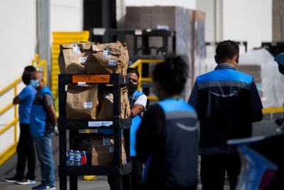 Amazon is going on a holiday hiring spree for 300,000 new workers in US