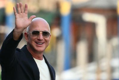 Jeff Bezos reportedly added a $69.5 million beach house to his $237 million Miami compound. A broker says that’s how billionaires live now