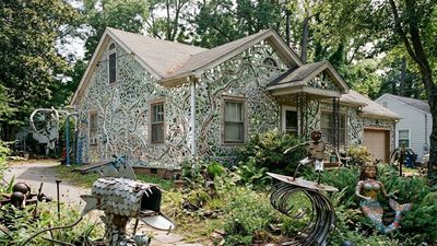 Gene Dillard’s Fantasy Land: Repairman turns home into mosaic folk‑art site; visitors can quietly tour yards