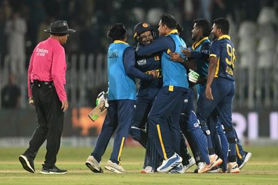 Sri Lanka stun England with second highest ever run chase in ODI tri-series