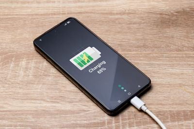 Stop Doing These 7 Things When You Charge Your Phone