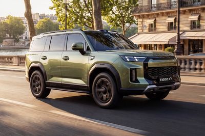 Peter Crouch puts Chery’s new family SUV to the legroom test