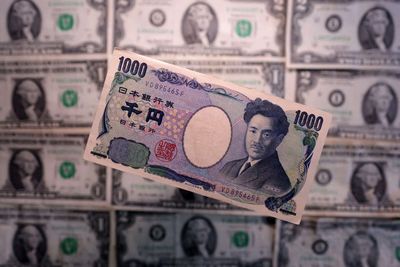 Yen shines as AI jitters spur safe-haven rush
