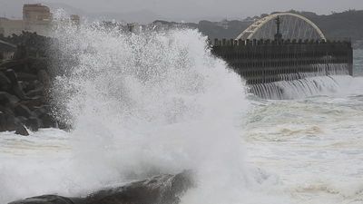 Taiwan: Deadly Typhoon Champi brings travel chaos and school closures