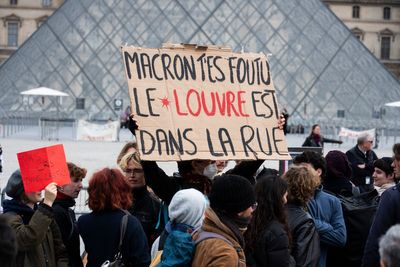 France protests: Louvre shuts down over fears of violence in Paris