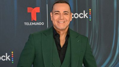 Puerto Rican Salsa Star Víctor Manuelle Has a Christmas Warning: Feed the Parranda and Make Room for Everyone - INTERVIEW