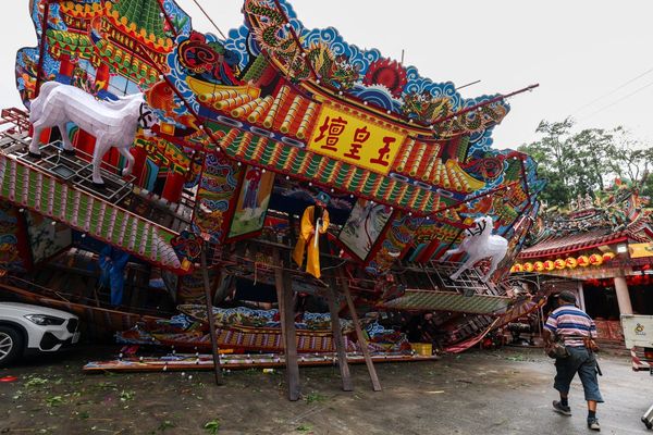 One dead and more than 500 injured as Typhoon Champi sweeps past Taiwan