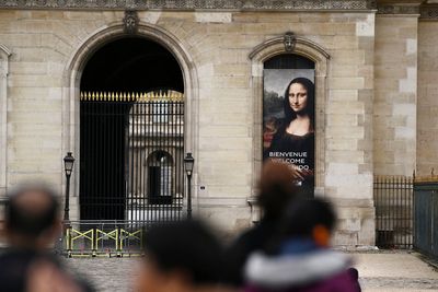 Galleries close as Paris braces for further protests