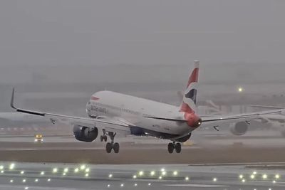Storm Boelo: Planes battle strong winds as they attempt to land at Heathrow
