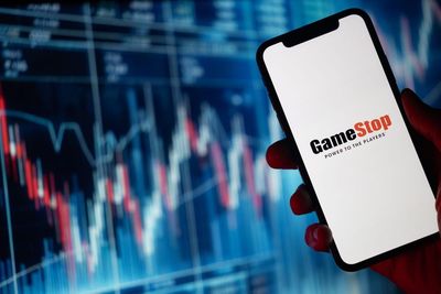 GameStop Is Back: Its CEO Keeps Buying Shares While Wall Street Questions the Hype