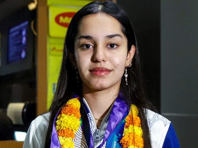 She's 18, has a Harvard seat waiting and just stunned a squash legend. Meet Anahat Singh
