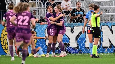 Vine returns to haunt Sydney FC in thumping