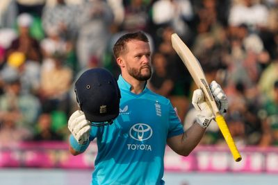 Ben Duckett century offers resistance after poor batting puts England in trouble