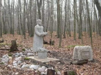 In 1942, Wisconsin furniture worker James Tellen began making concrete figures; over 15 years, he created more than 30 historical, religious and mythical sculptures in his family’s woods