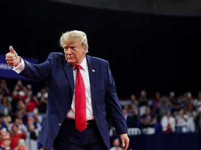 Who's on Air Force One? Trump's midterms entourage includes strategists, aides and aging athletes