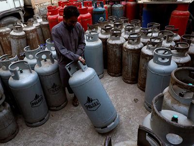 LPG cylinder costs Rs 10,000 in Pakistan as border closure triggers shortages, 6,000 dealer shops shut