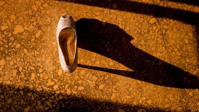 A man says his wife silently passed him a stranger’s shoe at a bar, and he kept it for two years before leaving it at the door with a message inside