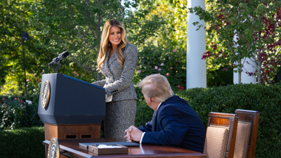Melania Trump Reportedly Gave Husband Donald 'Absolute Nonverbal Avoidance' During Awkward Rose Garden Kiss