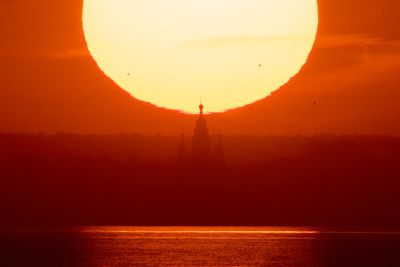 A rare clear sky delivers Lovetsky’s long-awaited sunset shot over St. Petersburg