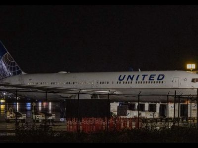 United Flight 1681 forced to return to Las Vegas after flight attendant spots passenger texting about hijacking aircraft